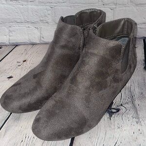 “Winston” women’s side zip ankle booties grey suede size 8 1/2M EUC
